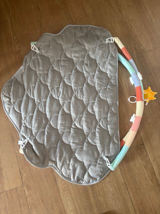 Gimnasio con alfombra para bebé