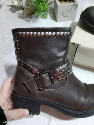 Stivaletti marroni con borchie