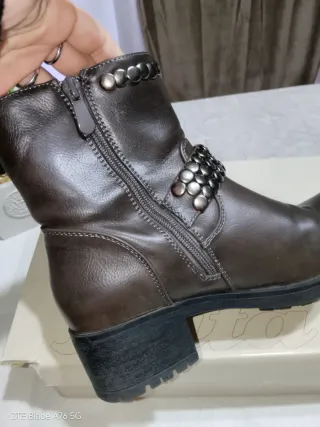 Stivaletti marroni con borchie