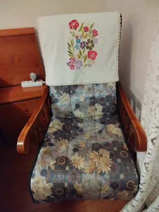 Sillón balancín de madera y tela