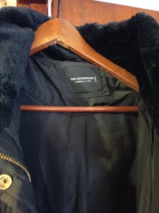 Abrigo negro acolchado con capucha