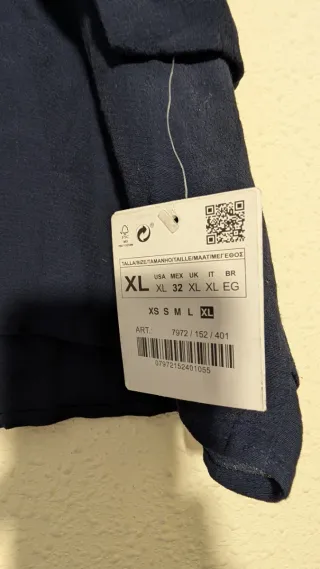 Blusa azul marino con ribete blanco