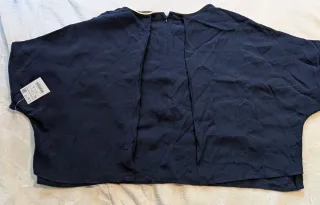 Blusa azul marino con ribete blanco