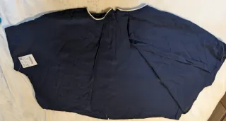 Blusa azul marino con ribete blanco