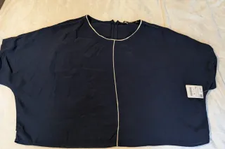 Blusa azul marino con ribete blanco