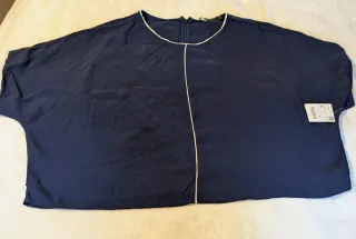 Blusa azul marino con ribete blanco