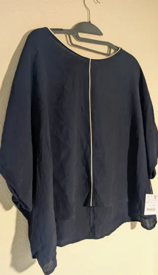 Blusa azul marino con ribete blanco