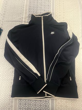 Chaqueta deportiva Nike azul y blanca