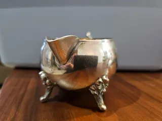 Jarra lechera antigua de color plata