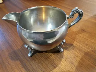 Jarra lechera antigua de color plata