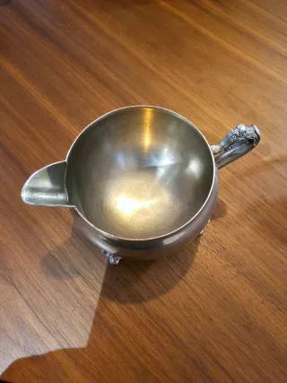 Jarra lechera antigua de color plata