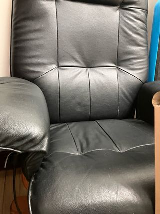 Butaca de cuero negro con base de madera