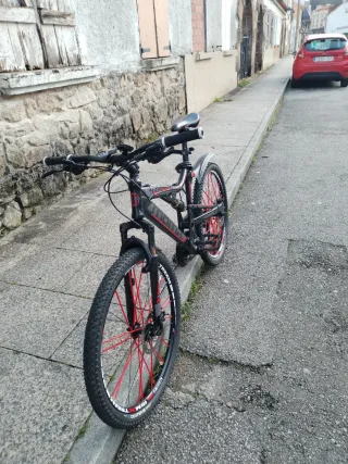 Bicicleta de montaña negra y roja