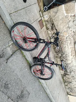 Bicicleta de montaña negra y roja
