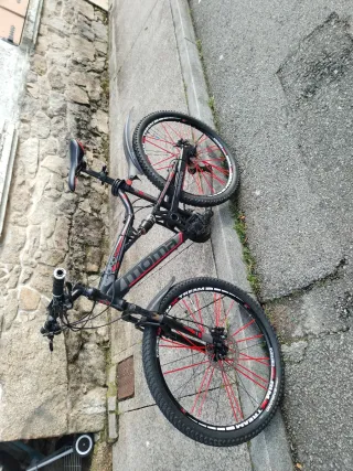 Bicicleta de montaña negra y roja