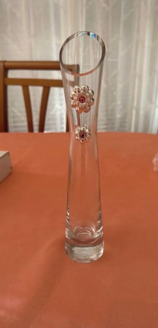 Vaso in vetro trasparente con decorazioni floreali