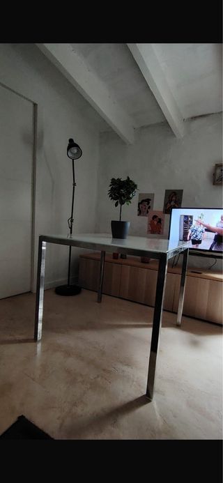 Mesa de cristal y aluminio plateado