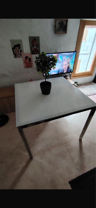 Mesa de cristal y aluminio plateado