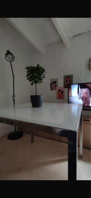 Mesa de cristal y aluminio plateado