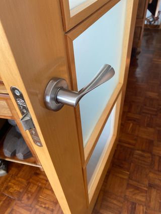 Puerta de madera haya con cristal