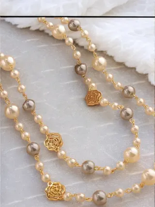 Elegante collar de perlas beige y gris