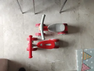 Passeggini infantili rossi e bianchi (2 unità)