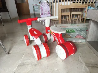 Passeggini infantili rossi e bianchi (2 unità)