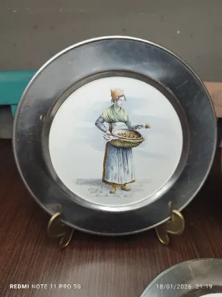 ANTIGUOS 3 Platos Decorativos Latón y Porcelana