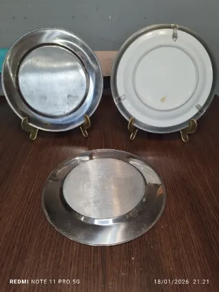 ANTIGUOS 3 Platos Decorativos Latón y Porcelana