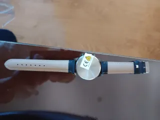 Reloj de pulsera negro y plateado