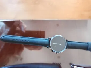 Reloj de pulsera negro y plateado