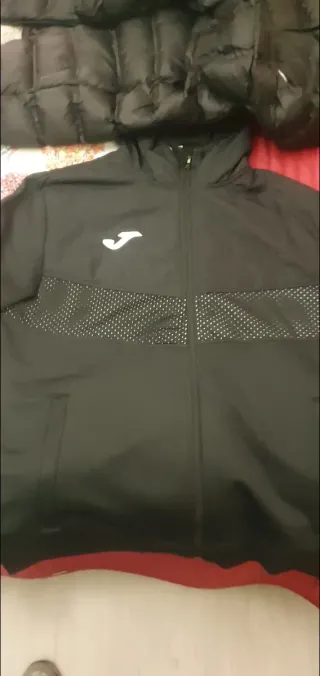 Chaqueta acolchada negra, Están nuevas las 4