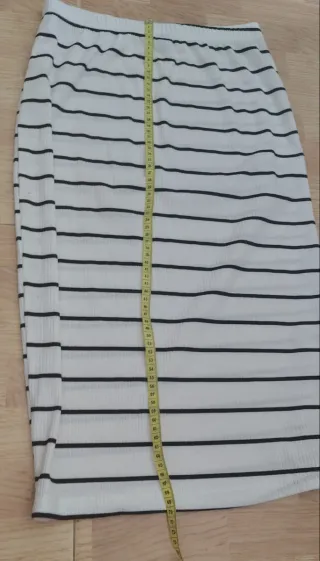 Falda de rayas blancas y negras