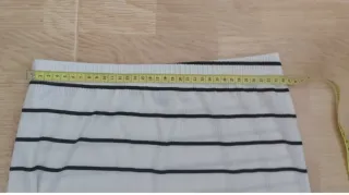 Falda de rayas blancas y negras