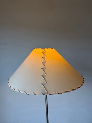 Lámpara de pie con pantalla de pergamino