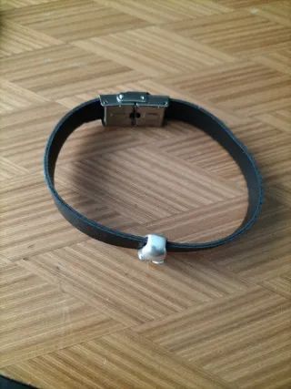 Pulsera de cuero con calavera plateada