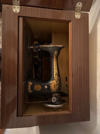 Mueble de madera para máquina de coser