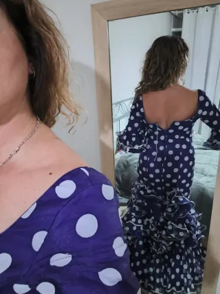 Traje de flamenca morado con lunares blancos.