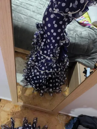 Traje de flamenca morado con lunares blancos.