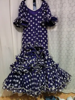Traje de flamenca morado con lunares blancos.
