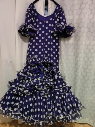 Traje de flamenca morado con lunares blancos.
