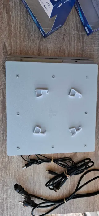 PS4 PRO Blanca 1TB + 3 Mandos