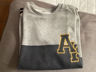 Sudadera Bershka gris con logo