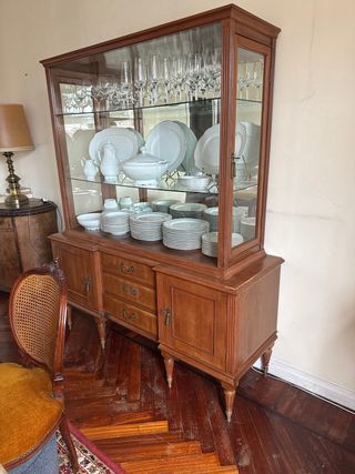 Vitrina de madera y cristal