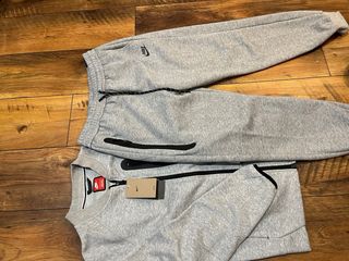 Conjunto Nike Tech Gris