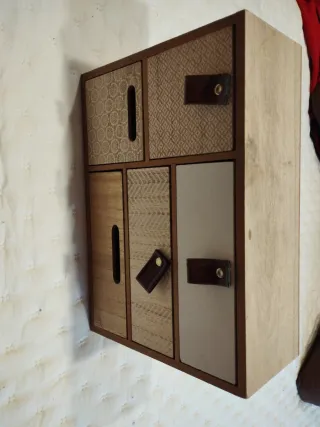 Joyero de madera con compartimentos