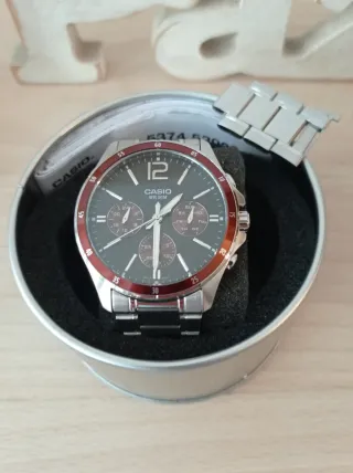 Reloj Casio MTP1374 Cronógrafo Plateado y bordó