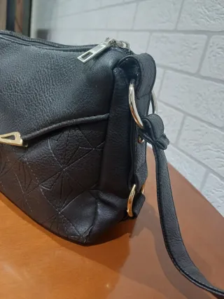 Bolso negro con detalle dorado