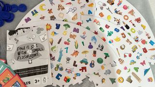 Juego educativo Find it out with a small flashligh