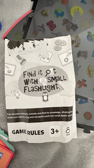 Juego educativo Find it out with a small flashligh